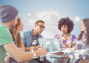 ejecutivos-discutiendo-sobre-la-computadora-portatil-en-la-oficina-y-la-interfaz-de-comunicacion-global